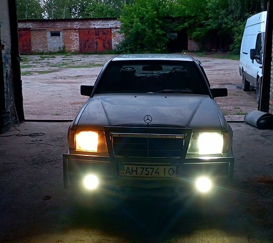 Мерседес Е-Класс 1986 в Полтаве на Automoto.ua Белый Мерседес Е-Класс, объемом двигателя 3 л и пробегом 585 тыс. км за 1700 $, фото 5 на Automoto.ua