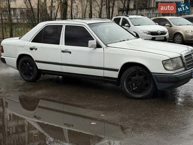 Белый Мерседес Е-Класс, объемом двигателя 3 л и пробегом 400 тыс. км за 2200 $, фото 4 на Automoto.ua