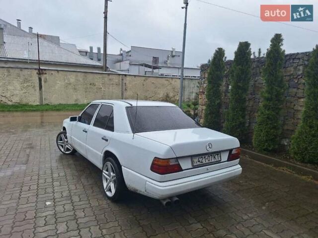 Белый Мерседес Е-Класс, объемом двигателя 2.3 л и пробегом 389 тыс. км за 1900 $, фото 1 на Automoto.ua