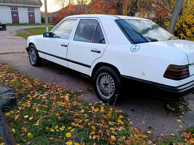 Белый Мерседес Е-Класс, объемом двигателя 2 л и пробегом 100 тыс. км за 2100 $, фото 3 на Automoto.ua