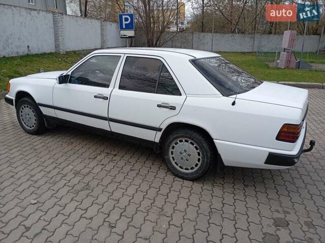 Білий Мерседес Е-Клас, об'ємом двигуна 2 л та пробігом 318 тис. км за 2500 $, фото 2 на Automoto.ua