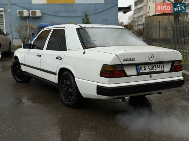 Белый Мерседес Е-Класс, объемом двигателя 3 л и пробегом 400 тыс. км за 2200 $, фото 6 на Automoto.ua