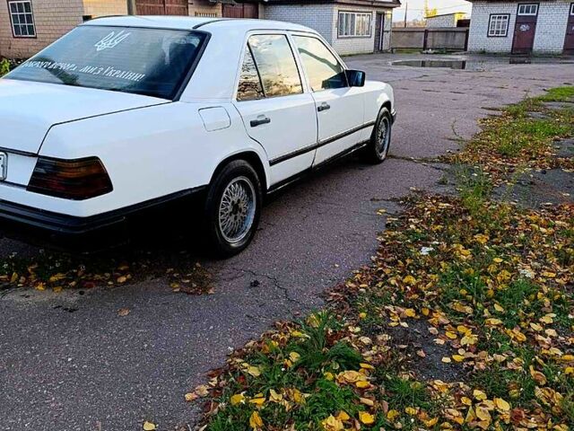 Белый Мерседес Е-Класс, объемом двигателя 2 л и пробегом 100 тыс. км за 2100 $, фото 4 на Automoto.ua