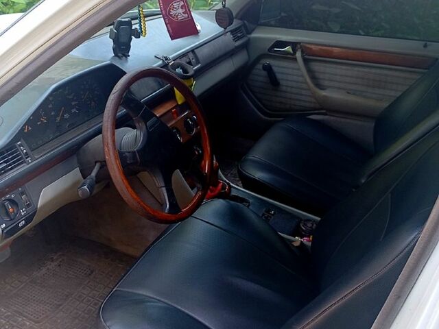 Мерседес Е-Класс 1986 в Полтаве на Automoto.ua Белый Мерседес Е-Класс, объемом двигателя 3 л и пробегом 585 тыс. км за 1700 $, фото 1 на Automoto.ua