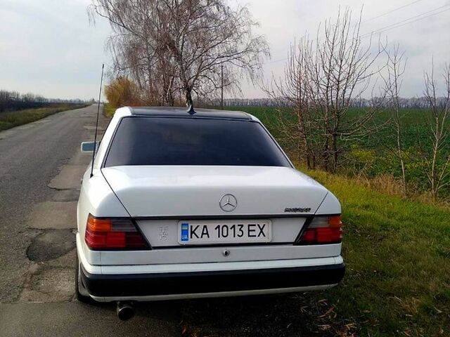 Білий Мерседес Е-Клас, об'ємом двигуна 2 л та пробігом 290 тис. км за 3100 $, фото 4 на Automoto.ua