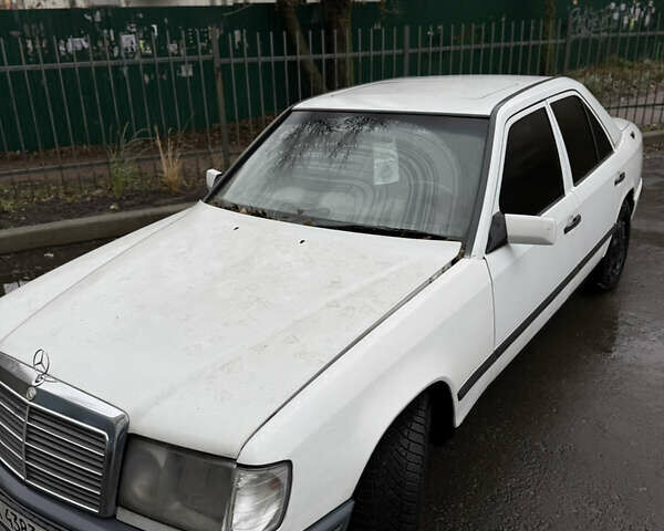 Белый Мерседес Е-Класс, объемом двигателя 3 л и пробегом 400 тыс. км за 2200 $, фото 16 на Automoto.ua