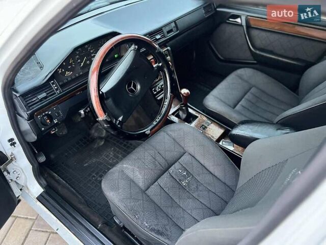Білий Мерседес Е-Клас, об'ємом двигуна 2.6 л та пробігом 385 тис. км за 1700 $, фото 8 на Automoto.ua