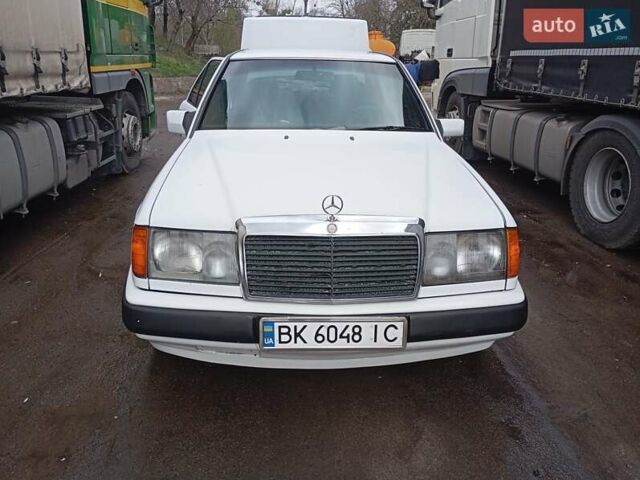 Білий Мерседес Е-Клас, об'ємом двигуна 2 л та пробігом 318 тис. км за 2500 $, фото 4 на Automoto.ua