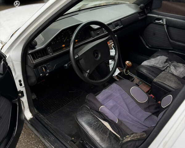 Белый Мерседес Е-Класс, объемом двигателя 3 л и пробегом 400 тыс. км за 2200 $, фото 11 на Automoto.ua