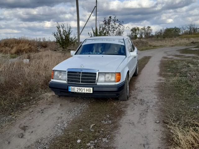 Білий Мерседес Е-Клас, об'ємом двигуна 2 л та пробігом 90 тис. км за 2200 $, фото 2 на Automoto.ua