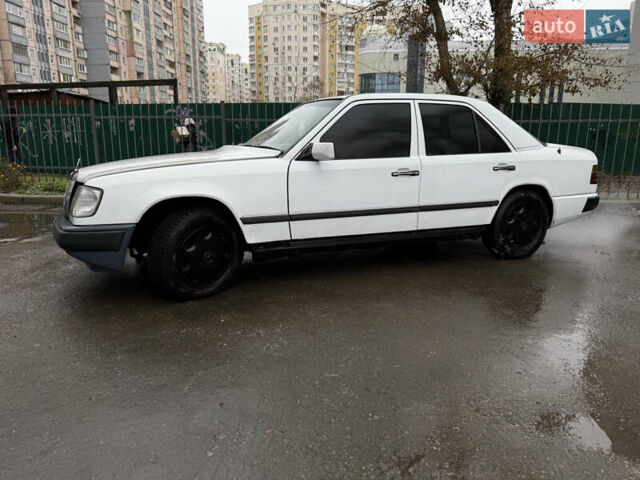 Белый Мерседес Е-Класс, объемом двигателя 3 л и пробегом 400 тыс. км за 2200 $, фото 8 на Automoto.ua