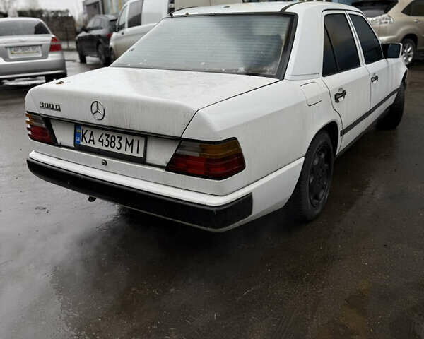 Белый Мерседес Е-Класс, объемом двигателя 3 л и пробегом 400 тыс. км за 2200 $, фото 5 на Automoto.ua