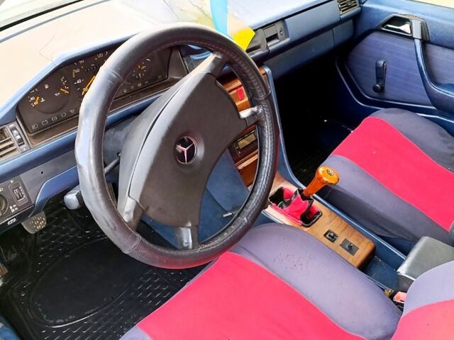 Белый Мерседес Е-Класс, объемом двигателя 2 л и пробегом 100 тыс. км за 2100 $, фото 1 на Automoto.ua