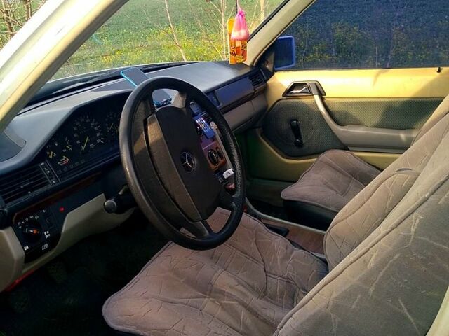 Білий Мерседес Е-Клас, об'ємом двигуна 2 л та пробігом 290 тис. км за 3100 $, фото 1 на Automoto.ua