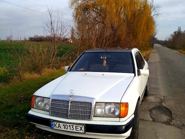 Білий Мерседес Е-Клас, об'ємом двигуна 2 л та пробігом 290 тис. км за 3100 $, фото 3 на Automoto.ua