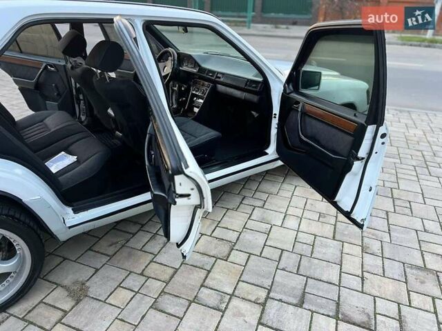 Білий Мерседес Е-Клас, об'ємом двигуна 2.6 л та пробігом 385 тис. км за 1700 $, фото 11 на Automoto.ua