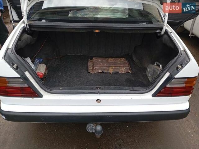 Білий Мерседес Е-Клас, об'ємом двигуна 2 л та пробігом 318 тис. км за 2500 $, фото 7 на Automoto.ua