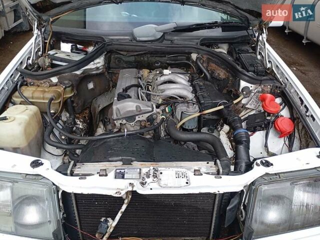 Білий Мерседес Е-Клас, об'ємом двигуна 2 л та пробігом 318 тис. км за 2500 $, фото 6 на Automoto.ua