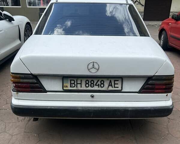 Белый Мерседес Е-Класс, объемом двигателя 2 л и пробегом 33 тыс. км за 2000 $, фото 3 на Automoto.ua