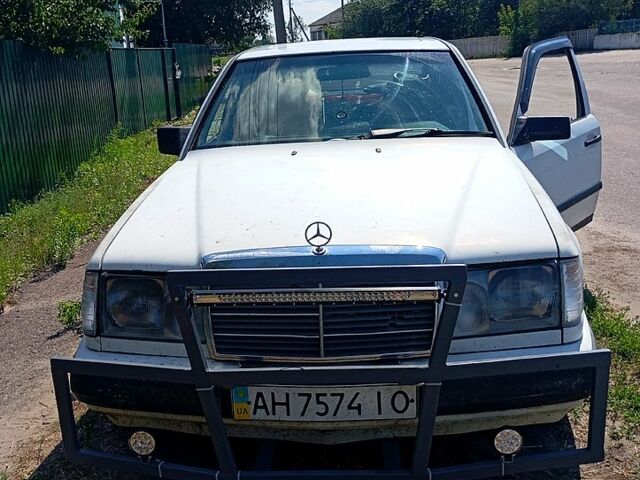 Мерседес Е-Класс 1986 в Полтаве на Automoto.ua Белый Мерседес Е-Класс, объемом двигателя 3 л и пробегом 585 тыс. км за 1700 $, фото 4 на Automoto.ua