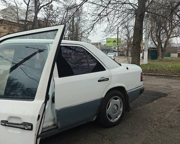 Білий Мерседес Е-Клас, об'ємом двигуна 3 л та пробігом 400 тис. км за 2750 $, фото 4 на Automoto.ua