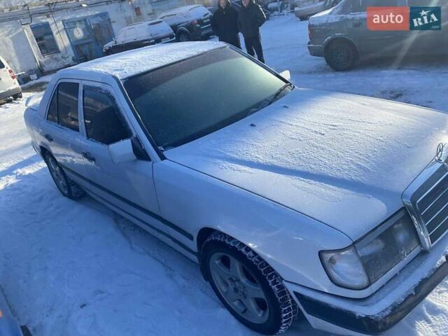 Белый Мерседес Е-Класс, объемом двигателя 2.6 л и пробегом 250 тыс. км за 3000 $, фото 11 на Automoto.ua