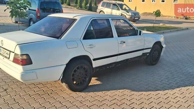 Білий Мерседес Е-Клас, об'ємом двигуна 2 л та пробігом 300 тис. км за 850 $, фото 4 на Automoto.ua