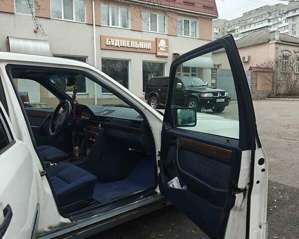 Білий Мерседес Е-Клас, об'ємом двигуна 3 л та пробігом 400 тис. км за 2750 $, фото 11 на Automoto.ua