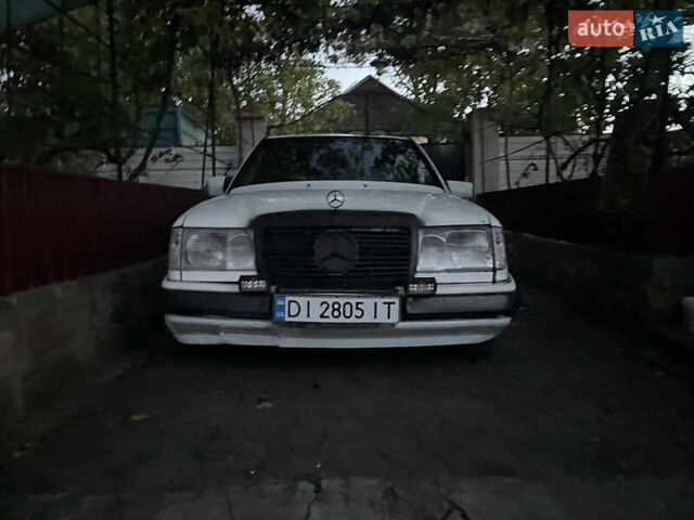Белый Мерседес Е-Класс, объемом двигателя 2 л и пробегом 300 тыс. км за 2032 $, фото 5 на Automoto.ua