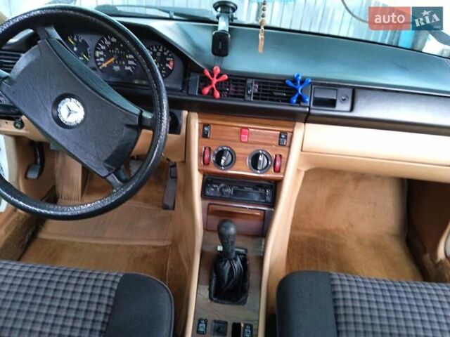 Белый Мерседес Е-Класс, объемом двигателя 2.6 л и пробегом 430 тыс. км за 1450 $, фото 11 на Automoto.ua