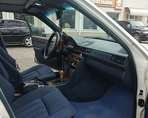 Білий Мерседес Е-Клас, об'ємом двигуна 3 л та пробігом 400 тис. км за 2750 $, фото 12 на Automoto.ua