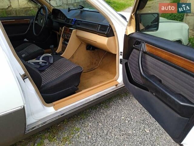 Белый Мерседес Е-Класс, объемом двигателя 2.6 л и пробегом 430 тыс. км за 1450 $, фото 13 на Automoto.ua