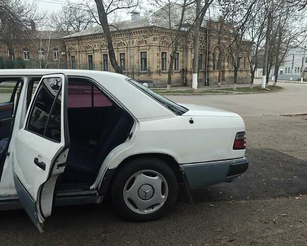 Білий Мерседес Е-Клас, об'ємом двигуна 3 л та пробігом 400 тис. км за 2750 $, фото 6 на Automoto.ua