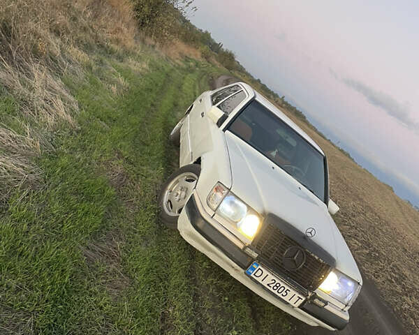 Белый Мерседес Е-Класс, объемом двигателя 2 л и пробегом 300 тыс. км за 2032 $, фото 7 на Automoto.ua