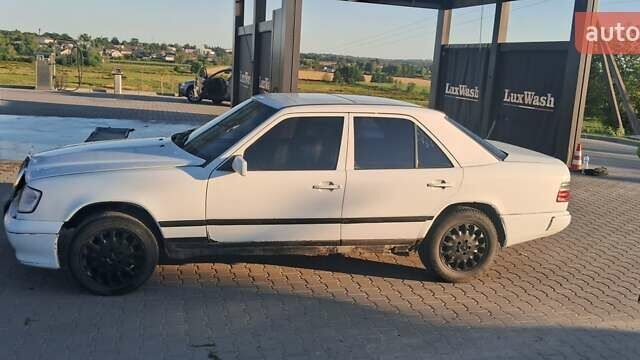 Білий Мерседес Е-Клас, об'ємом двигуна 2 л та пробігом 300 тис. км за 850 $, фото 8 на Automoto.ua