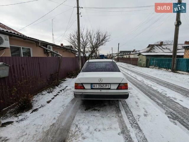 Білий Мерседес Е-Клас, об'ємом двигуна 2 л та пробігом 215 тис. км за 1900 $, фото 3 на Automoto.ua