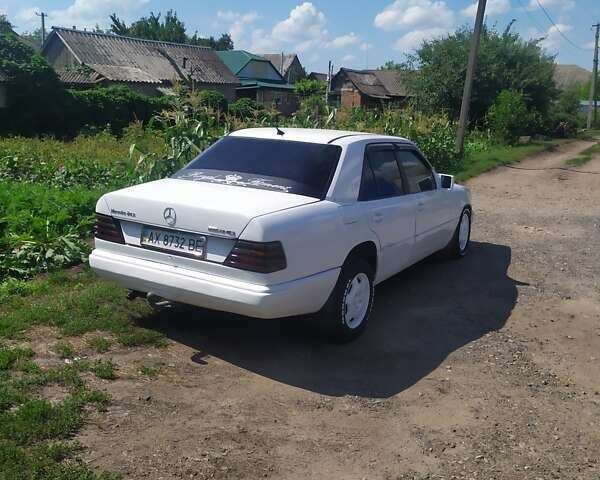 Белый Мерседес Е-Класс, объемом двигателя 2.5 л и пробегом 350 тыс. км за 2000 $, фото 2 на Automoto.ua