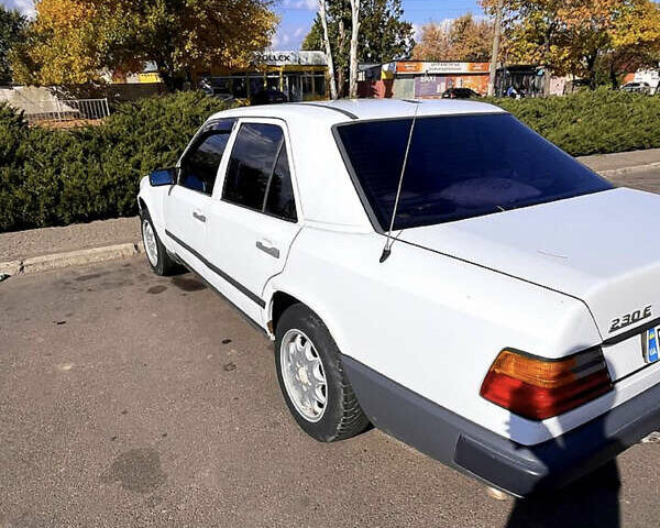 Білий Мерседес Е-Клас, об'ємом двигуна 2.3 л та пробігом 359 тис. км за 2100 $, фото 1 на Automoto.ua