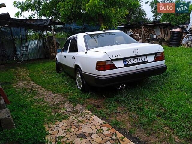 Белый Мерседес Е-Класс, объемом двигателя 2.6 л и пробегом 430 тыс. км за 1450 $, фото 7 на Automoto.ua