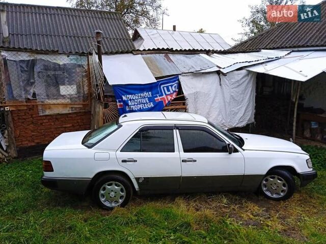 Белый Мерседес Е-Класс, объемом двигателя 2.6 л и пробегом 430 тыс. км за 1450 $, фото 2 на Automoto.ua