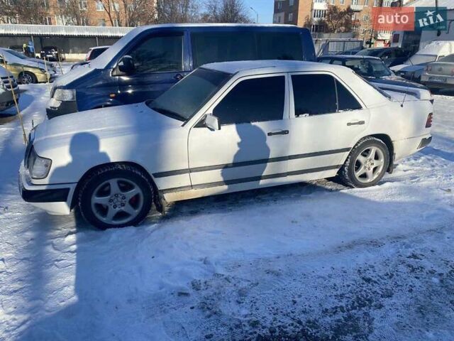 Белый Мерседес Е-Класс, объемом двигателя 2.6 л и пробегом 250 тыс. км за 3000 $, фото 9 на Automoto.ua