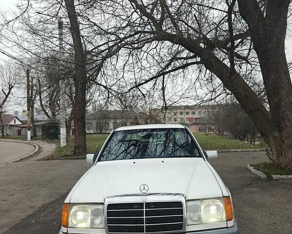 Білий Мерседес Е-Клас, об'ємом двигуна 3 л та пробігом 400 тис. км за 2750 $, фото 1 на Automoto.ua