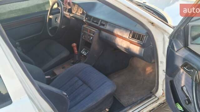 Білий Мерседес Е-Клас, об'ємом двигуна 2 л та пробігом 300 тис. км за 850 $, фото 2 на Automoto.ua
