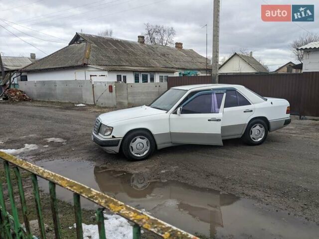 Білий Мерседес Е-Клас, об'ємом двигуна 2 л та пробігом 215 тис. км за 1900 $, фото 4 на Automoto.ua