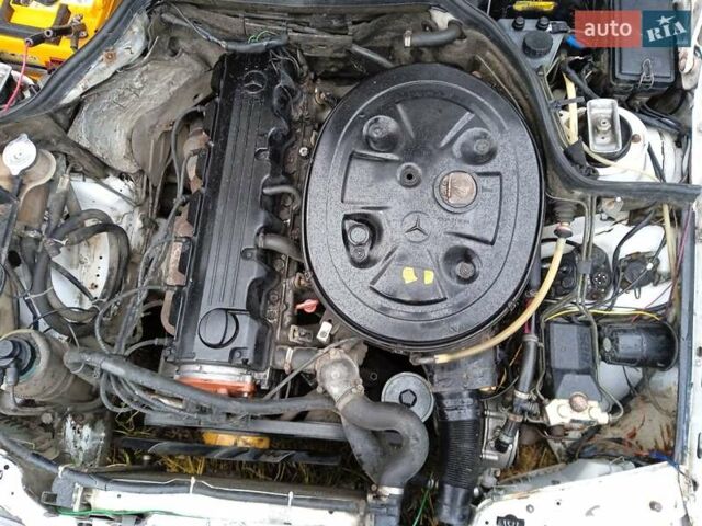 Белый Мерседес Е-Класс, объемом двигателя 2.6 л и пробегом 430 тыс. км за 1450 $, фото 8 на Automoto.ua