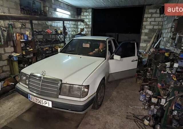 Білий Мерседес Е-Клас, об'ємом двигуна 2 л та пробігом 215 тис. км за 1900 $, фото 5 на Automoto.ua