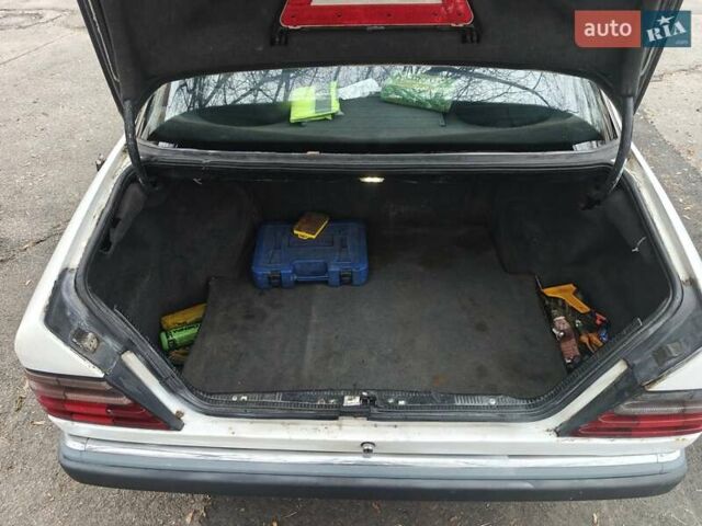 Білий Мерседес Е-Клас, об'ємом двигуна 3 л та пробігом 400 тис. км за 2750 $, фото 23 на Automoto.ua