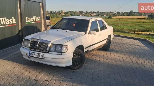 Білий Мерседес Е-Клас, об'ємом двигуна 2 л та пробігом 300 тис. км за 850 $, фото 10 на Automoto.ua
