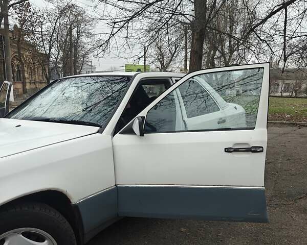 Білий Мерседес Е-Клас, об'ємом двигуна 3 л та пробігом 400 тис. км за 2750 $, фото 3 на Automoto.ua