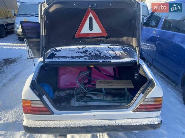Белый Мерседес Е-Класс, объемом двигателя 2.6 л и пробегом 250 тыс. км за 3000 $, фото 2 на Automoto.ua